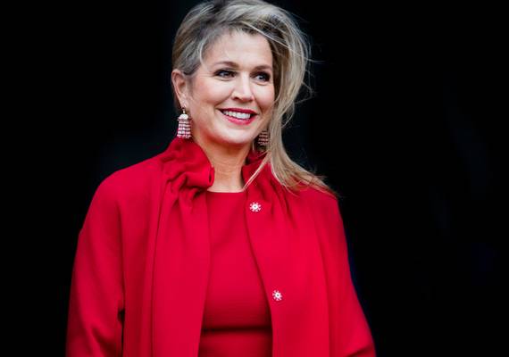 Vurige outfit op een grijze dag: Máxima in scharlakenrood én een kekke boord