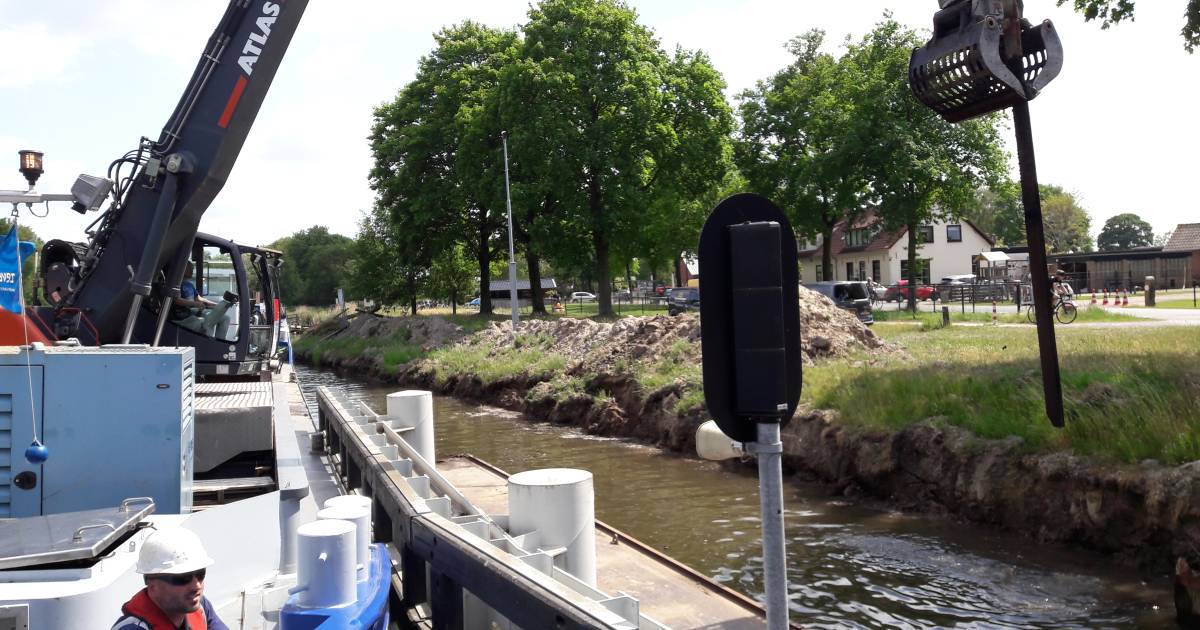 Kraanschip speelt mikado met de verrotte damwandplanken van het Wilhelminakanaal