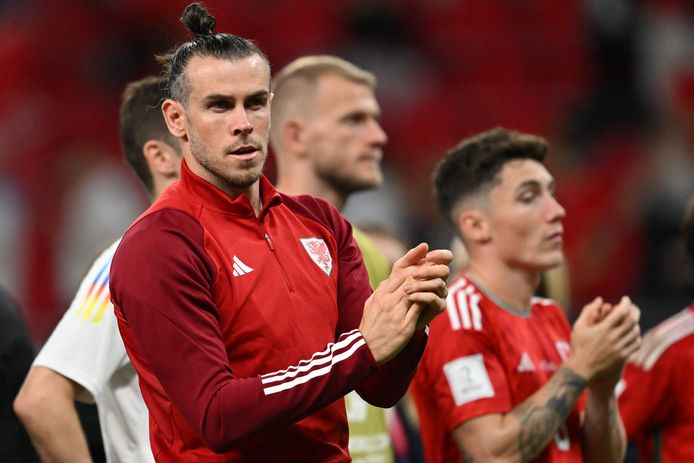 Gareth Bale bedankt de fans na het verlies van Wales tegen Engeland.