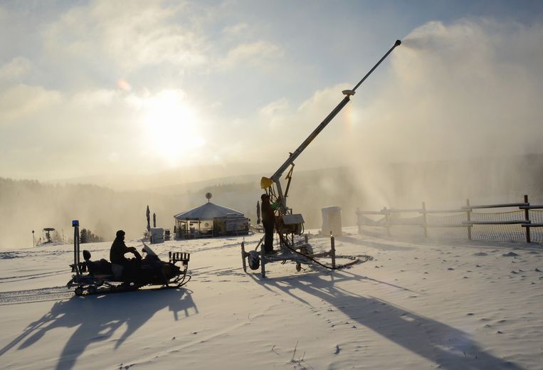Een sneeuwpistool in Neuastenberg, Duitsland. Beeld AFP