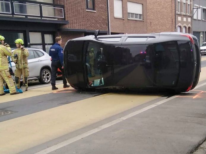 BERLAAR - Na een aanrijding met een geparkeerd voertuig belandde het voertuig op zijn zij
