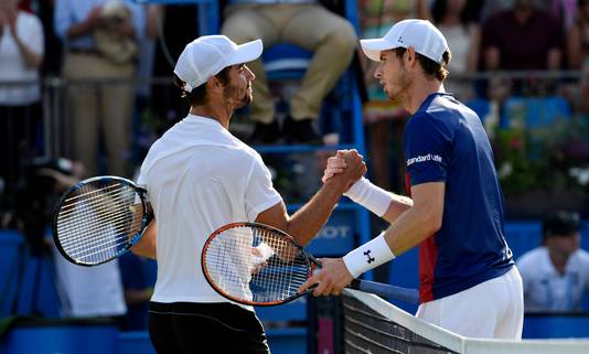 Jordan Thompson krijgt de felicitaties van Andy Murray.