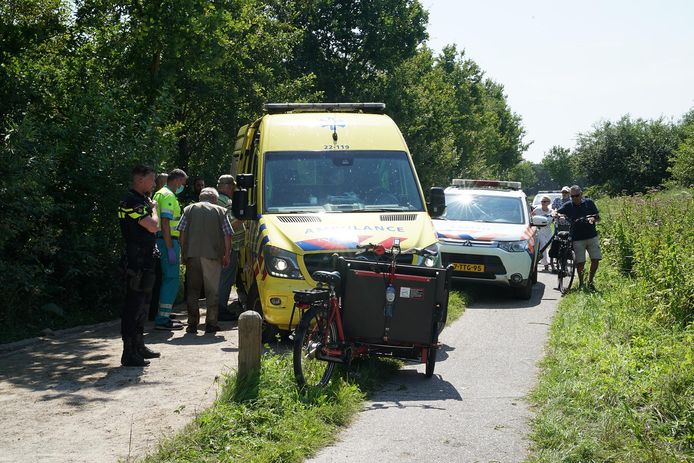 Elektrische bakfiets komt in sloot terecht, vrouw gewond naar ziekenhuis