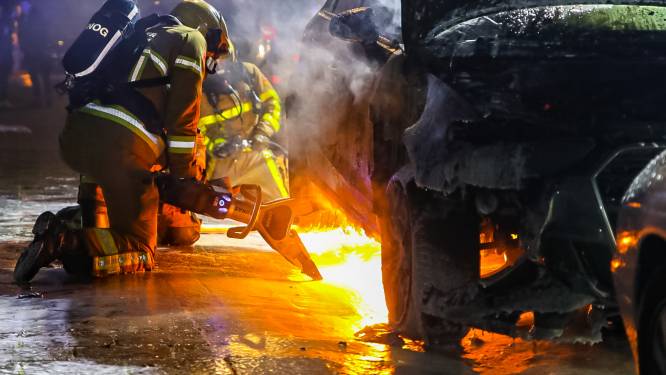 Audi vliegt in brand in Apeldoorn en is door brandweer niet meer te redden