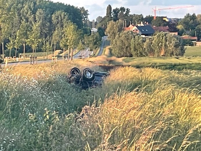 Bij een ongeval langs de Briekestraat in Zonnebeke raakten drie twintigers gewond.