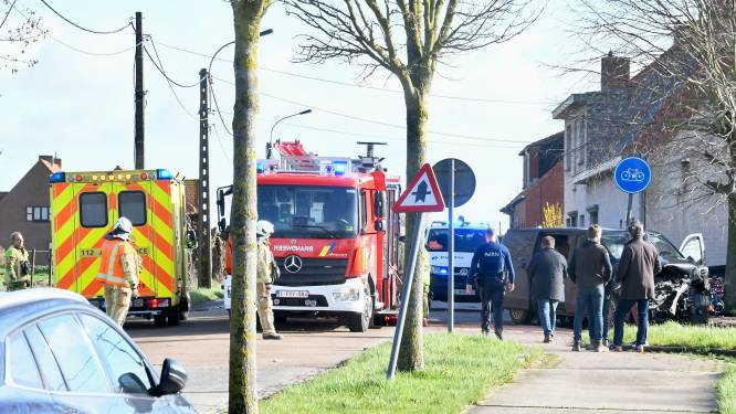 Vrouw, verblind door laagstaande zon, botst met bestelwagen op landelijk kruispunt