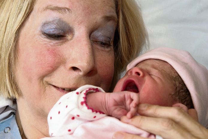 Tineke Geessink negen jaar geleden met haar pasgeboren dochter Meagan.