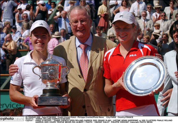 Justine Henin en Kim Clijsters nadat eerstgenoemde in 2003 Roland Garros won.