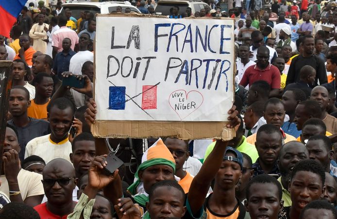 Inwoners van Niamey, de hoofdstad van Niger, gingen donderdag de straat op om te demonstreren tegen buitenlandse inmenging in hun land. Ze hielden daarbij protestborden met anti-Franse leuzen op.