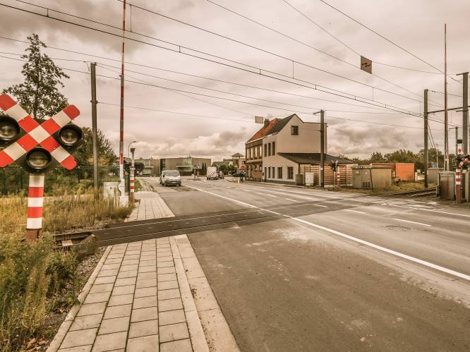 
Infrabel wil spooroverweg Kemmelseweg schrappen: onder meer daarom krijgt asielcentrum omgevingsvergunning voor 2 jaar en niet voor 3 jaar
