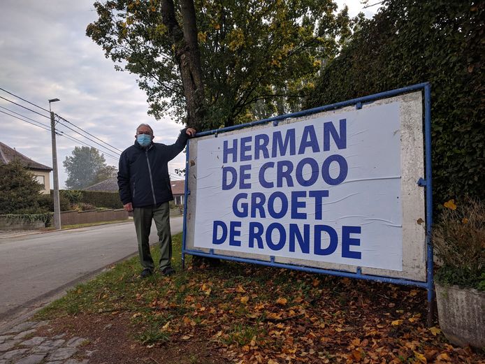 Zaterdag had  De Croo zich nog mét mondmasker laten fotograferen bij het bord voor zijn woning.