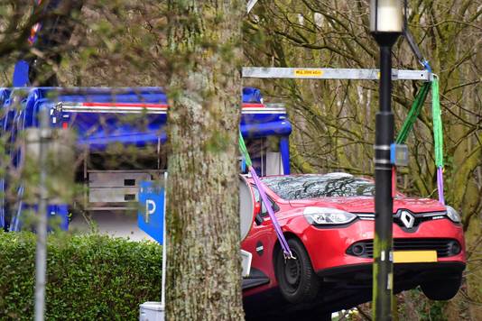 Een auto die na de schietpartij in Utrecht werd gezocht, is teruggevonden aan de Tichelaarslaan. Het gaat om een rode Renault Clio. 