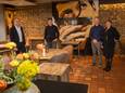 Rob en Walter Dijkstra (links) nemen restaurant Promessa in Eersel over van hun ouders Marc en Jolanda Dijkstra (rechts)