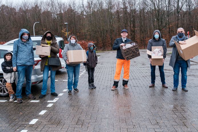 De dokwerkers gingen de pakketten met muffins overhandigen aan het personeel van De Mick.