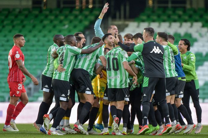 Spelers van Real Betis vieren feest na de zege op stadgenoot Sevilla in de Copa del Rey.