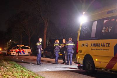 Fietser botst tegen auto in Bavel en raakt zwaargewond, met spoed naar ziekenhuis