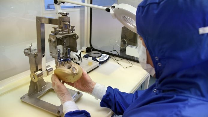 Een medewerker van het Franse bedrijf Carmat bij de productie van het kunsthart.