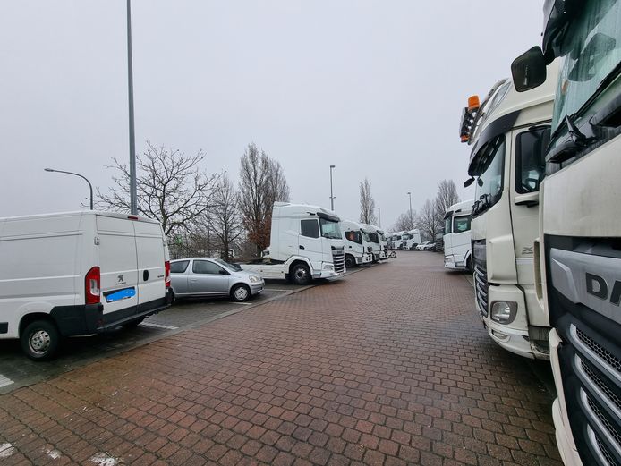 Op de carpoolparking aan de Edingensesteenweg in Halle staan personenwagens scheef geparkeerd en zie je vooral veel trekkers staan.