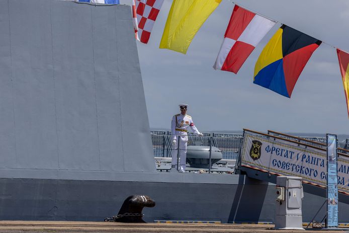 Een Russische matroos op het fregat Admiral Gorsjkov, dat momenteel aangemeerd ligt in de haven in Richards Bay, Zuid-Afrika.