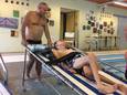 Peter d’Ancona en zoon Ben Pieter in het toenmalige therapeutische zwembad van zorginstelling ‘s Heeren Loo in Ermelo.