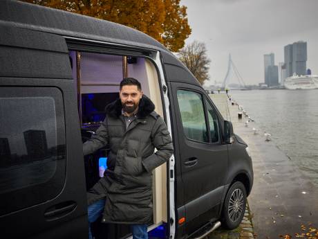 Serdar heeft een luxe kapperszaak op wielen met een sterrenhemel als plafond