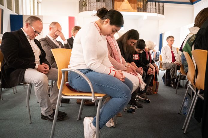 Een dienst in de Bethelkapel in Den Haag, waar het gezin van de 21-jarige Hayarpi Tamrazyan (in het zwart op middelste rij) is ondergedoken. Op de achterste rij, met hand voor het hoofd, ChristenUnie-leider Gert-Jan Segers.