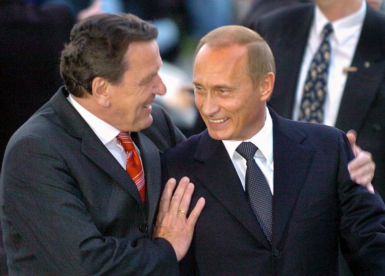 Schröder, toen hij nog Duits kanselier was, met de nog jonge Poetin. Beeld BELGAIMAGE