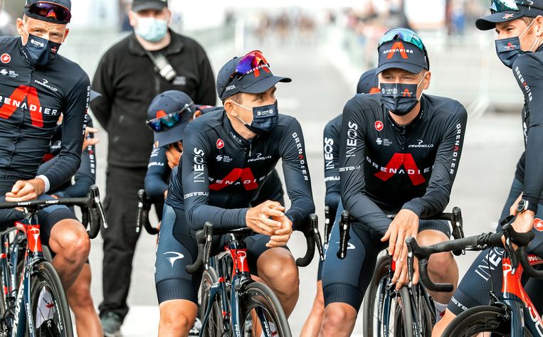 De Ineos-ploeg wacht op de ploegenpresentatie.
V.l.n.r.: Tao Geoghegan Hart, Michal Kwiatkowski, Dylan van Baarle en Luke Row. Beeld Klaas Jan van der Weij