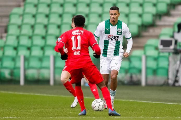 Alesio Da Cruz probeert zich te ontdoen van Queensy Menig van zijn oude club FC Twente.