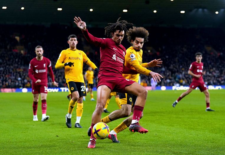 Trent Alexander-Arnold (links, Liverpool) in duel met Rayan Ait-Nouri (Wolverhampton Wanderers). Beeld Photo News