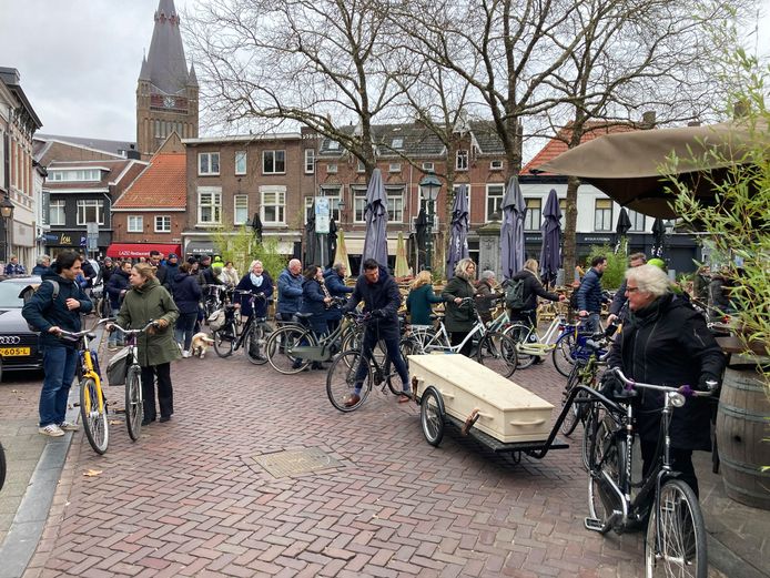 In het Ginneken, waar Jan van Nieuwland werd geboren en opgroeide, hield de groep even halt.