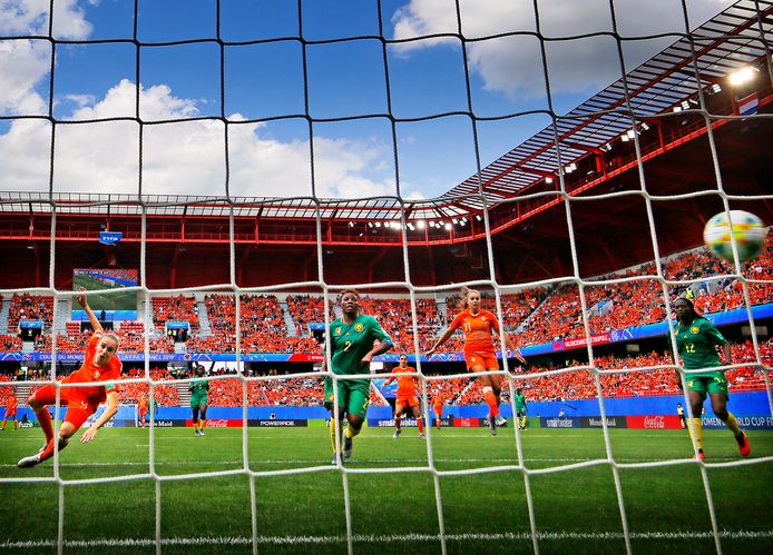 Na een flitsende aanval kopt Vivianne Miedema Oranje op 1-0 tegen Kameroen.