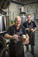 Het aantal bierbrouwerijen in Twente is explosief gestegen. Van 16 naar 48 in een paar jaar tijd. Richard Hassink is één van die nieuwe bierbrouwers. Samen met zijn schoonzoon Stefan Kooistra brouwt hij Dinkelbier.