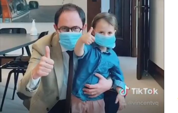Burgemeester Vincent Van Quickenborne  en zijn dochter Bo, allebei met een mondmasker aan.