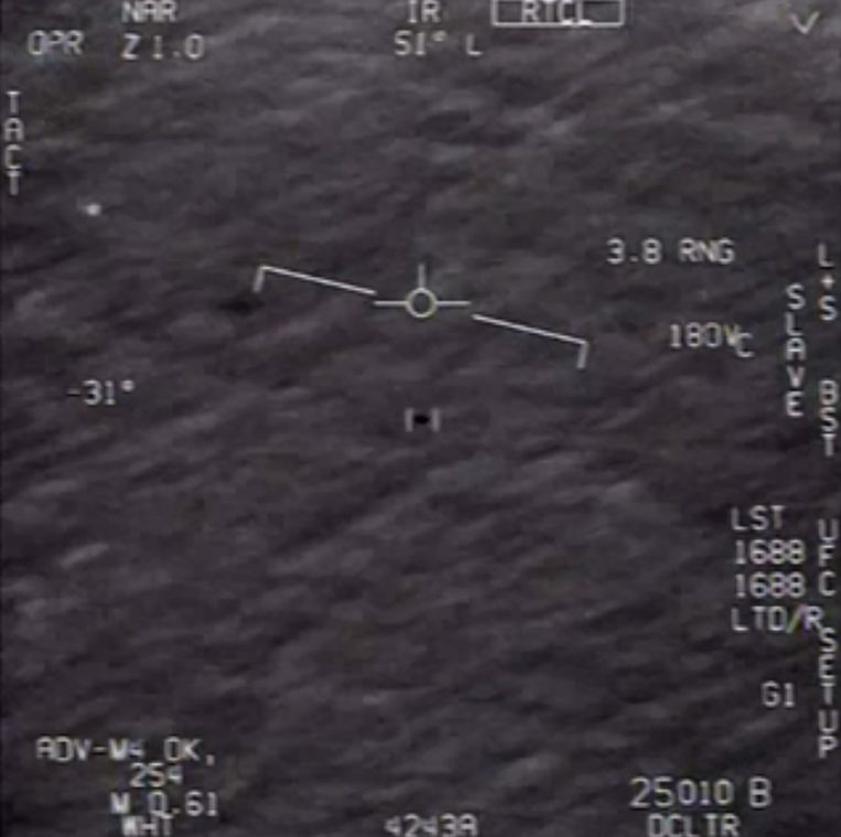 Een screenshot van de infraroodbeelden van de straaljagers die de vliegende objecten konden filmen. Beeld AFP