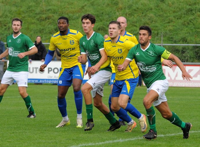 FC Dauwendaele (gele shirts) raakte zaterdag de koppositie kwijt.