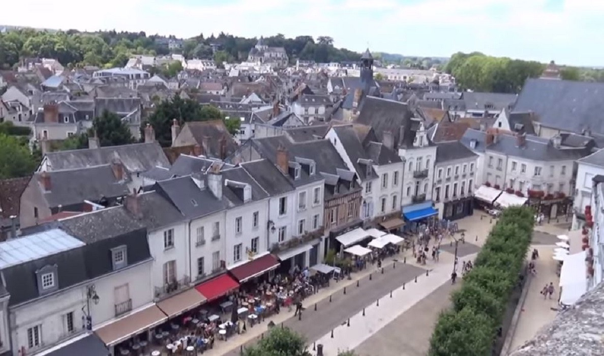 De binnenstad van Amboise gezien vanaf de rots waarop het gelijknamige kasteel staat.