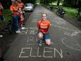 Marieke Molenkamp schrijft de naam van haar moeder Ellen op het asfalt van de Gravenallee. Een emotioneel moment voor de loopster die op haar veertiende haar moeder verloor aan kanker.