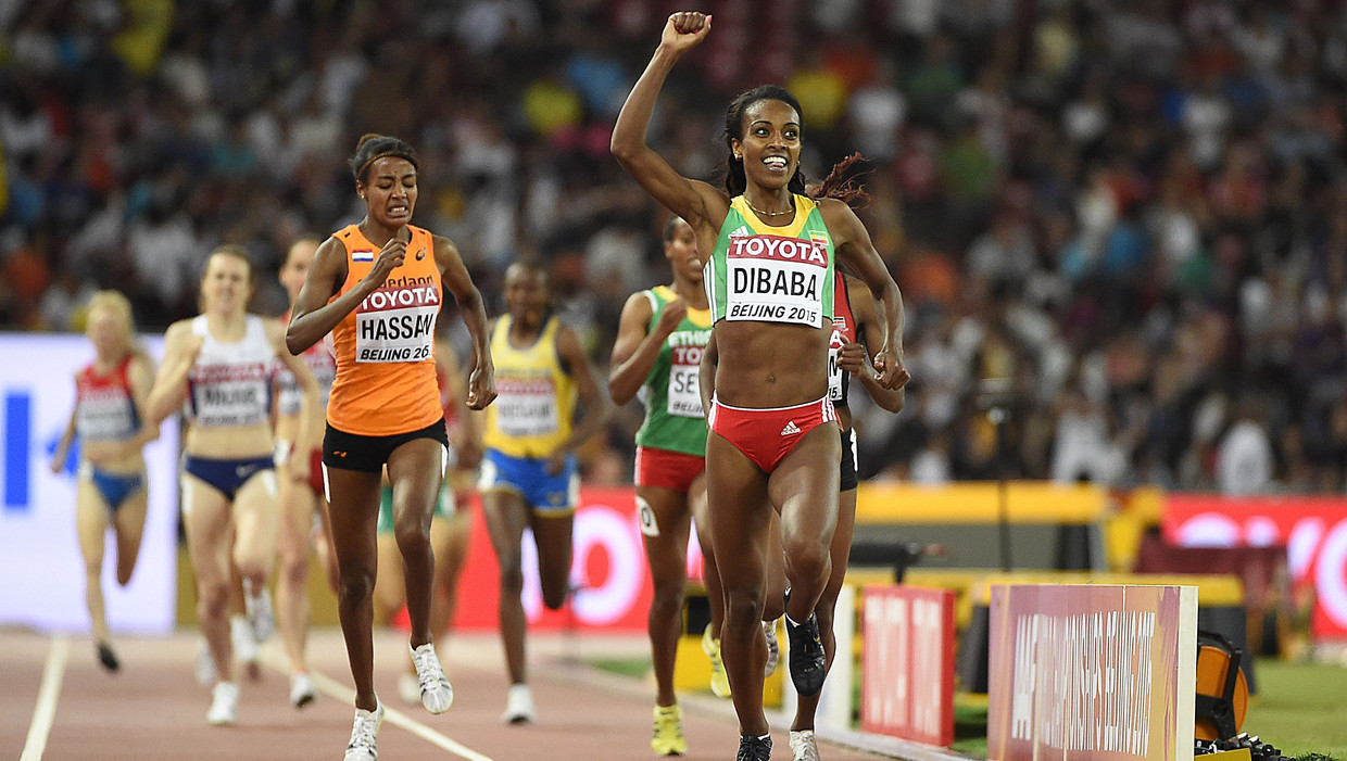 Hassan (links, in oranje tenue) komt als derde over de streep tijdens de 1500 meter. Beeld anp