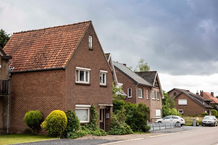 De woning van het slachtoffer aan de Heirbaan in Rekem, waar de arts met een injectienaald binnendrong.