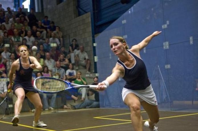Squashster Natalie Grinham (r) heeft zaterdag de Europese titel veroverd. Ze versloeg in de finale landgenote Vanessa Atkinson in vier games: 9-11 11-3 11-5 11-4. ANP