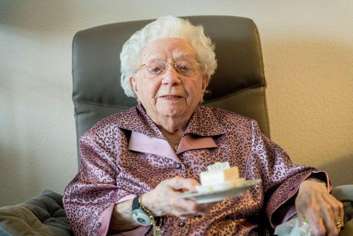 Geertje Hase-Spang eet een gebakje om haar 102de verjaardag te vieren.