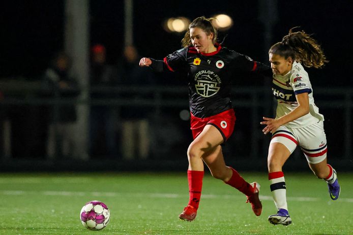 Lotje de Keijzer (links) zet namens Excelsior aan in het duel met VV Alkmaar.