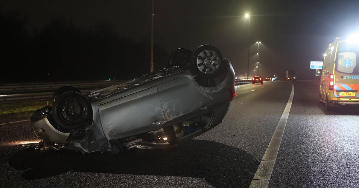 Automobilist ongedeerd na botsing tegen boom in Emmen. Man moet na blaastest mee naar politiebureau.