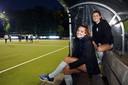 Marloes Timmermans (L) en Inge Dankers (R) van HC Tilburg zijn naast teamgenoten ook vriendinnen.