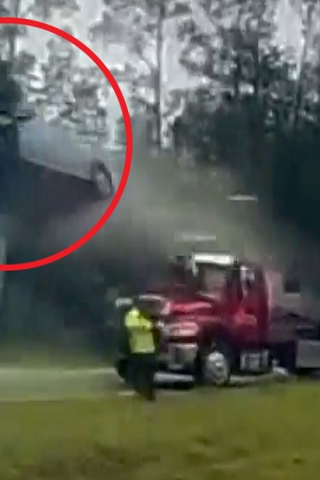 Une conductrice distraite fait un vol plané sur une autoroute américaine
