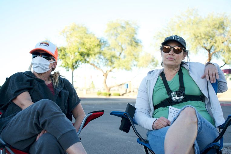 Republikeinse vrijwilligers houden een stembrievenbus in de gaten in Mesa, Arizona. Beeld AFP