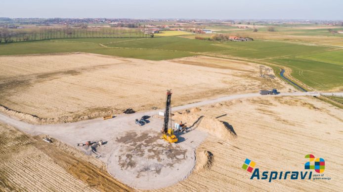 De windmolens komen langs de A19 in Geluwe, richting Ieper.