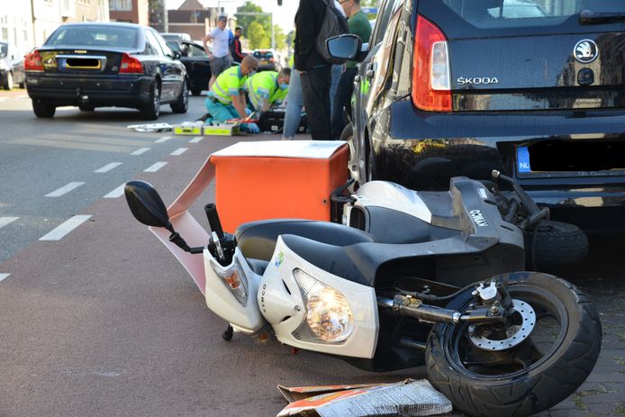 Een scooterrijder raakte zwaargewond in Breda.