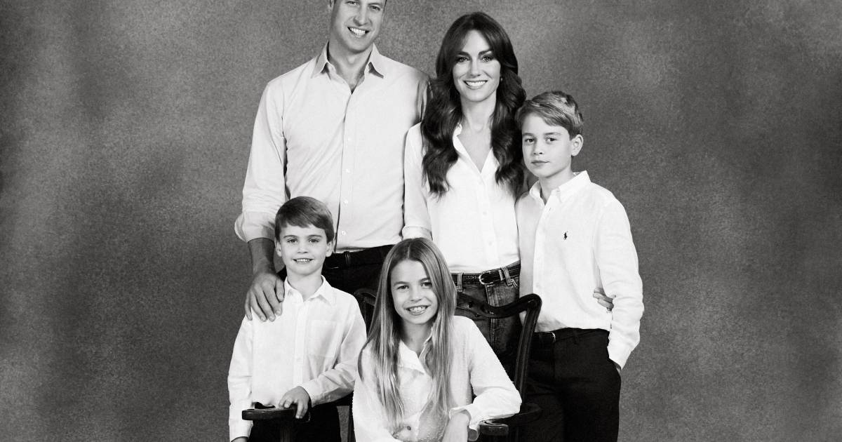 Трезвая черно-белая рождественская открытка от британской королевской семьи: только голые ножки маленького принца Луи |  Шоу-бизнес